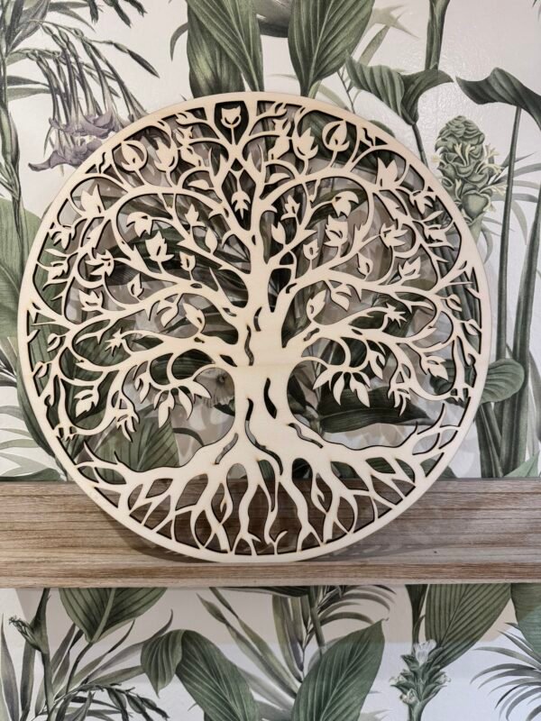 Un Arbre de vie naturel en bois, symbole de croissance et d’harmonie, parfait pour enrichir la décoration intérieure de votre maison.