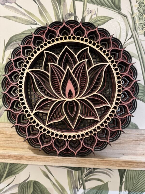 Mandala Lotus décoratif en bois, symbole d'harmonie et de paix pour une décoration intérieure apaisante.