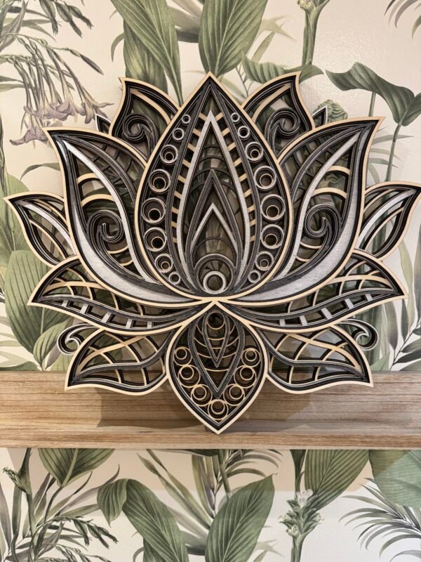 Un cadre en bois multicouche représentant un grand lotus en 3D, une décoration intérieure parfaite pour un cadeau élégant et apaisant.