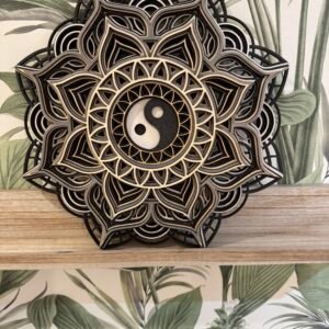 Un cadre en bois multicouche représentant un mandala Yin Yang en 3D, une décoration intérieure parfaite pour un cadeau spirituel et apaisant.