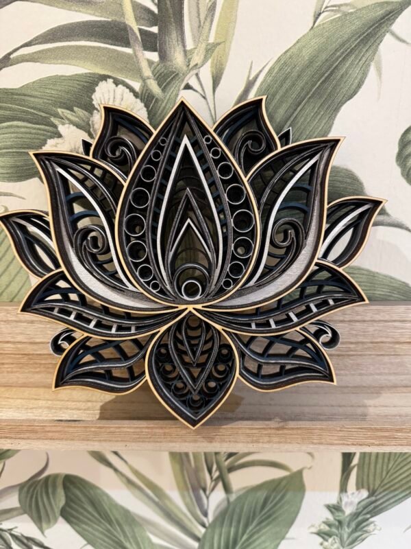 Un cadre en bois multicouche représentant un motif lotus en 3D, une décoration intérieure idéale pour un cadeau apaisant et élégant.