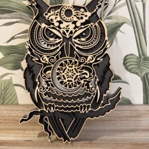 Un cadre en bois multicouche avec un hibou en 3D et des motifs mandala, parfait pour une décoration intérieure moderne et une idée cadeau unique.