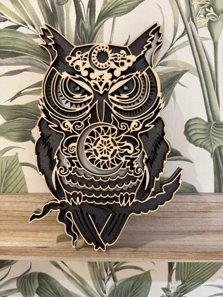 Un cadre en bois multicouche avec un hibou en 3D et des motifs mandala, parfait pour une décoration intérieure moderne et une idée cadeau unique.