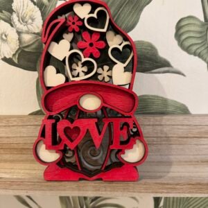 Un cadre en bois multicouche représentant un gnome amoureux en 3D, une décoration chaleureuse et idéale pour un cadeau original.