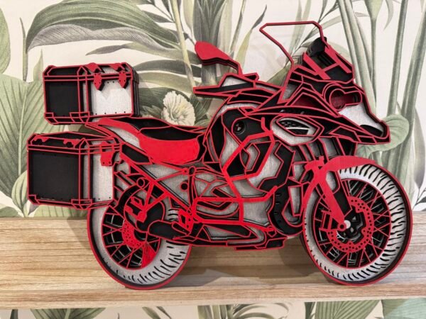 Cadre Moto Route Rouge 3D en bois multicouche, décoration élégante et dynamique pour les amateurs de motos et d'artisanat.