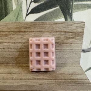 Fondant parfumé Doux Rêve en train de fondre dans un brûleur, créant une atmosphère apaisante et sereine.