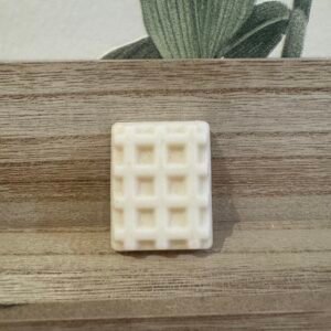 Fondant parfumé Monoï diffusant une senteur exotique et florale dans un brûleur, créant une ambiance tropicale.