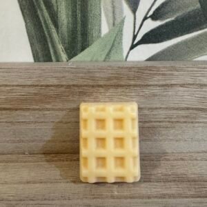 Fondant parfumé à la vanille sur un brûleur, créant une ambiance chaleureuse et sucrée dans un intérieur cosy.