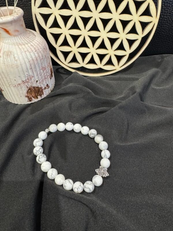 Bracelet en pierres naturelle en Howlite avec breloque lotus