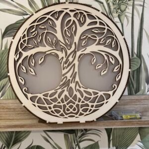 Lampe veilleuse arbre de vie en bois artisanale avec motif ajouré