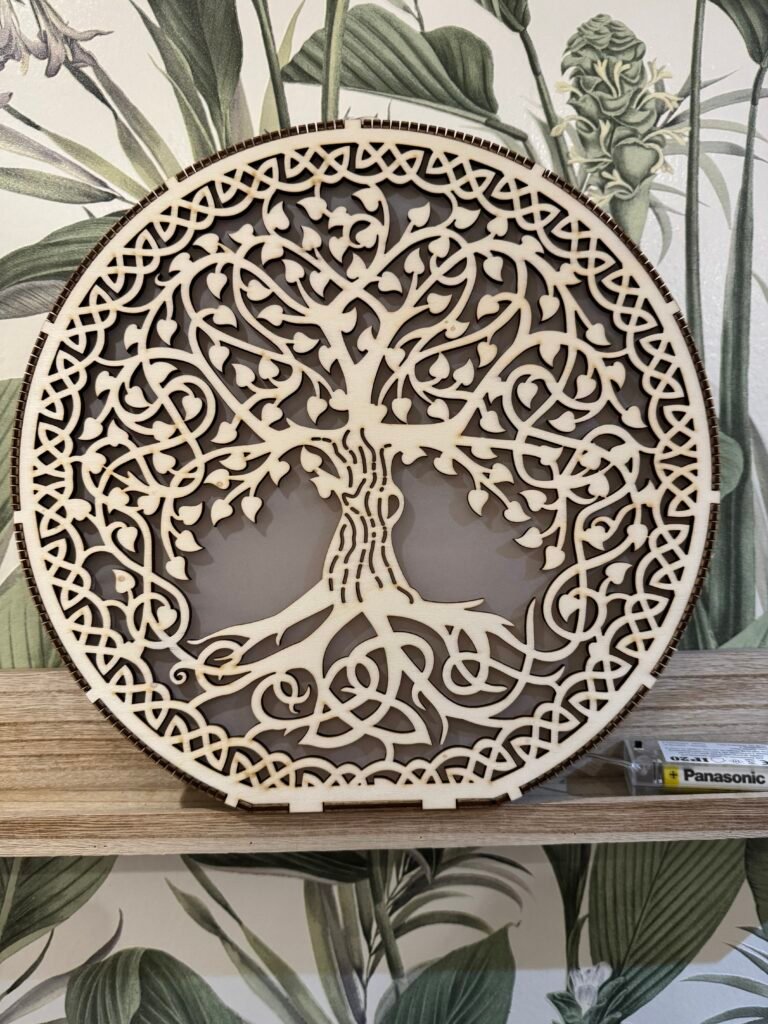 Lampe veilleuse arbre de vie classique en bois, création artisanale française ajourée