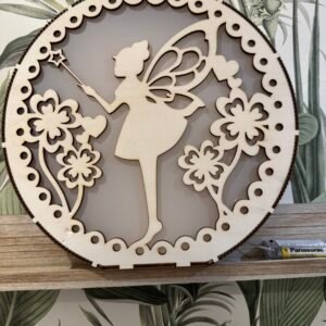 Lampe veilleuse fée en bois découpé, création artisanale française, motif féerique