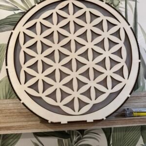 Lampe veilleuse fleur de vie en bois découpé, création artisanale française, motif géométrique