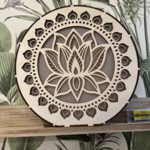 Lampe veilleuse lotus en bois artisanale avec motif découpé