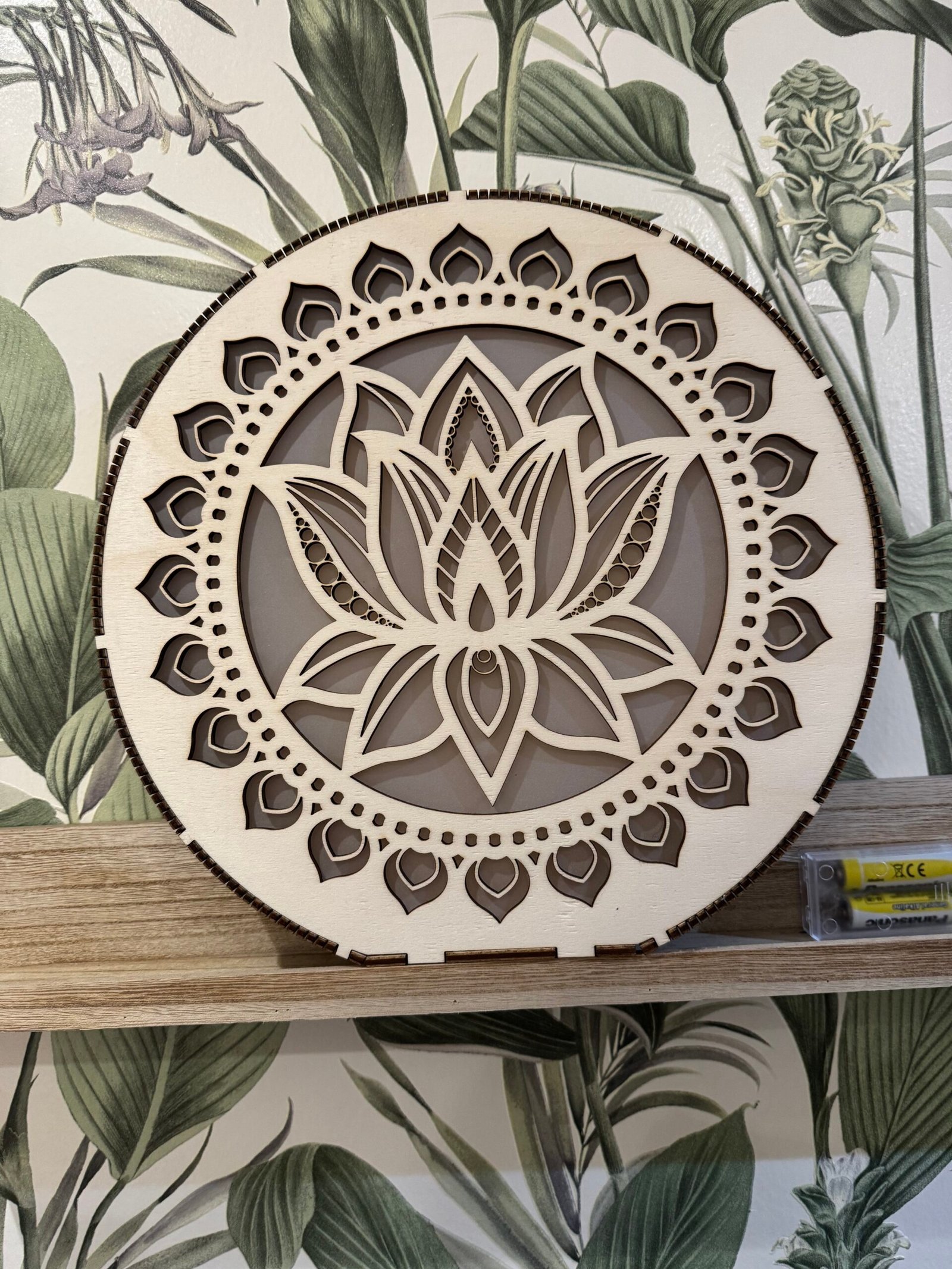 Lampe veilleuse lotus en bois artisanale avec motif découpé