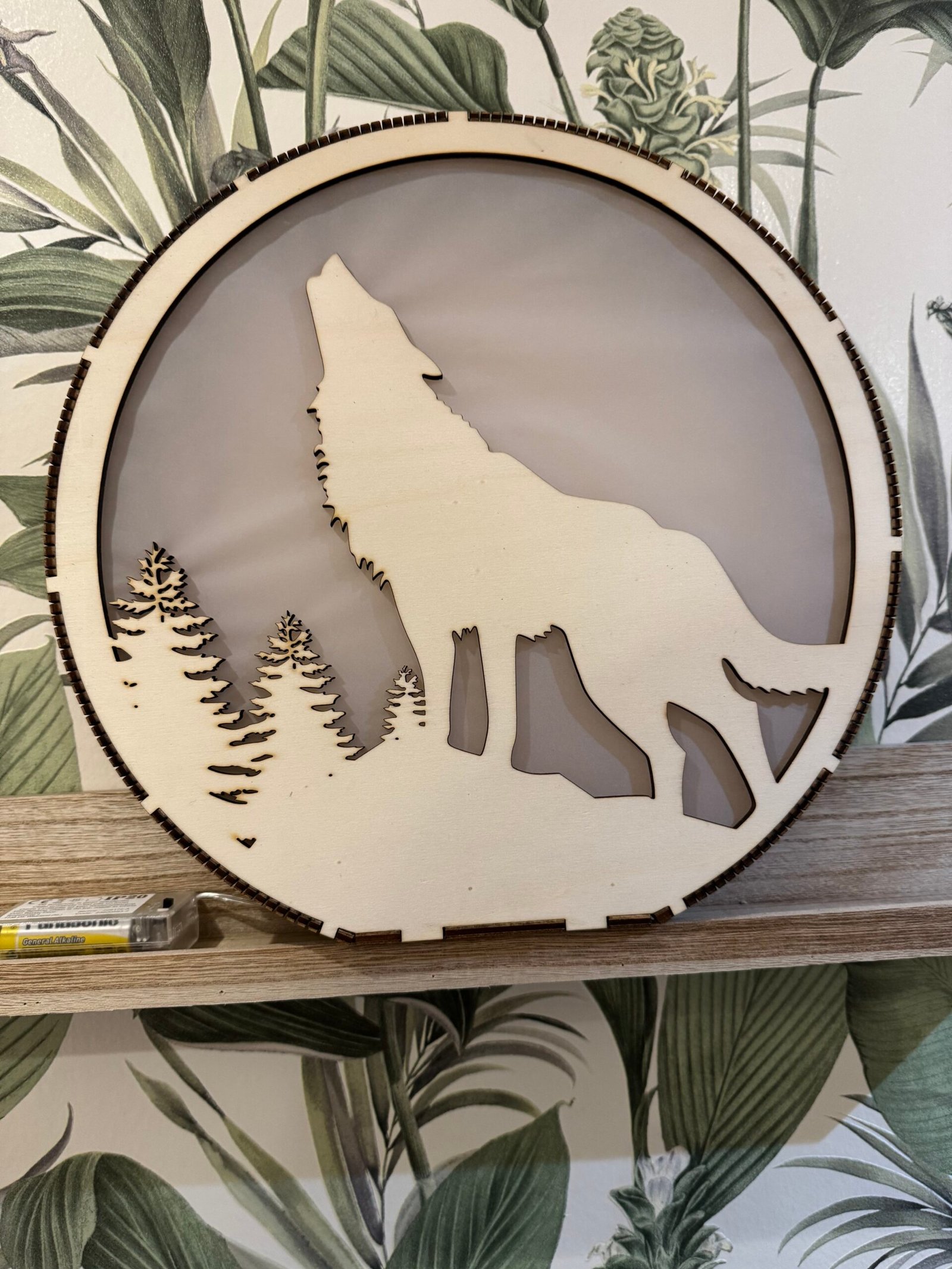 Lampe veilleuse loup en bois découpé, création artisanale française, décor lumineux