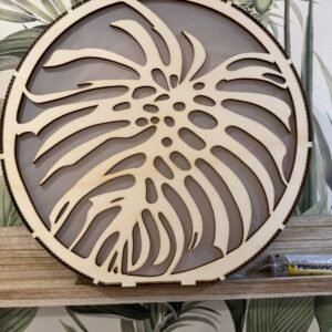 Lampe veilleuse monstera en bois avec motif feuille tropicale ajouré
