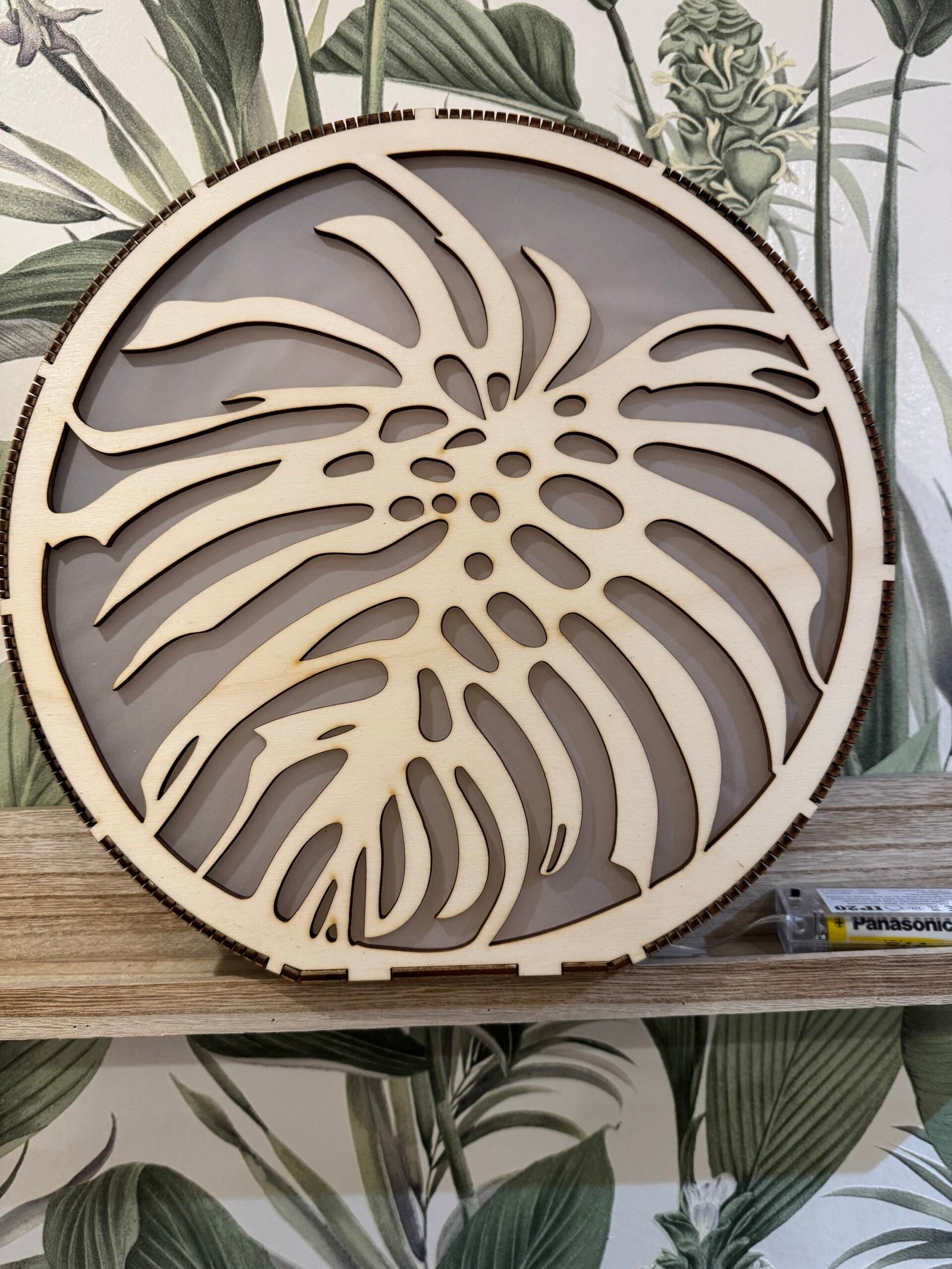 Lampe veilleuse monstera en bois avec motif feuille tropicale ajouré
