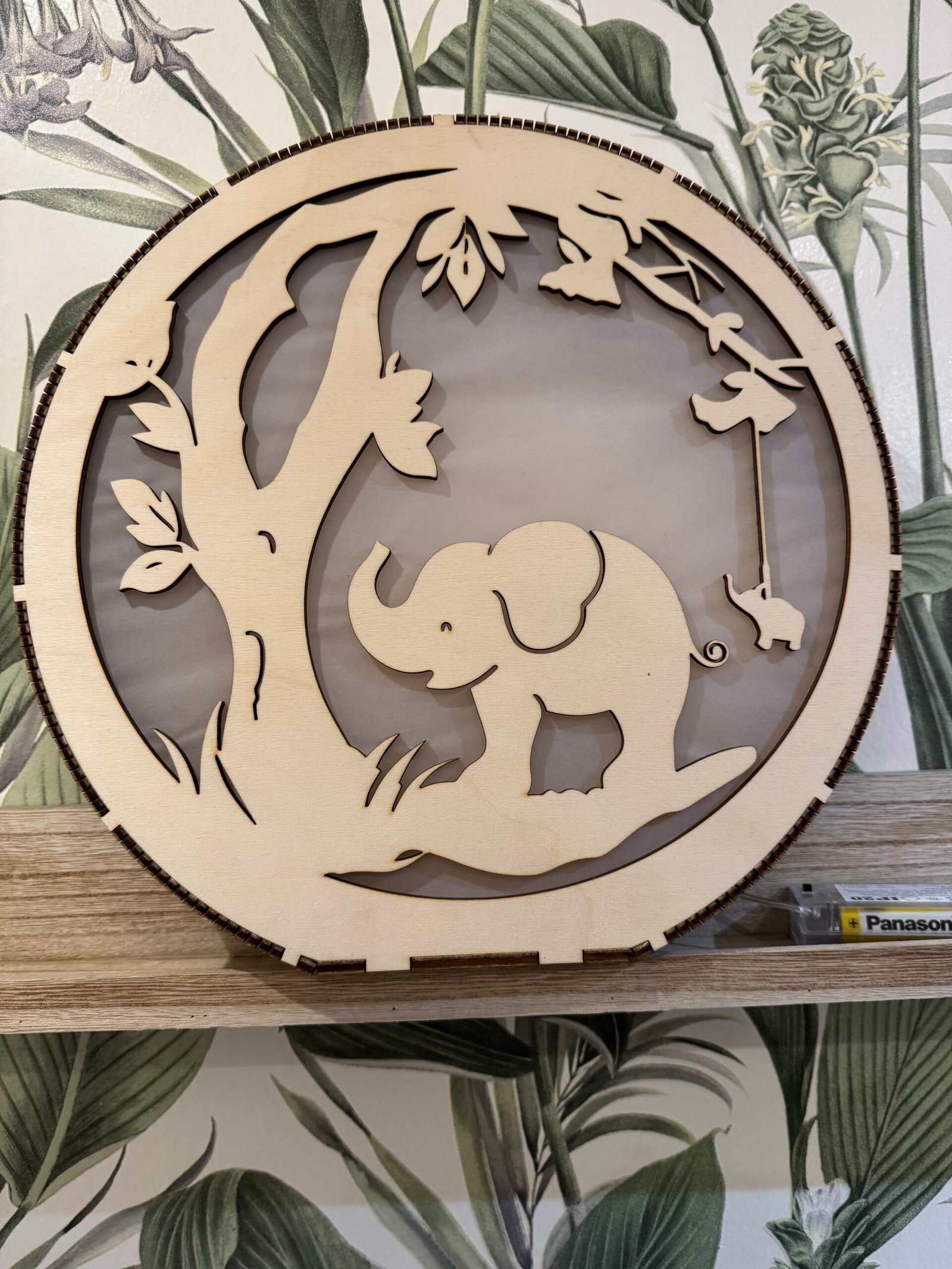 Lampe veilleuse petit éléphant en bois découpé, création artisanale française, ambiance douce