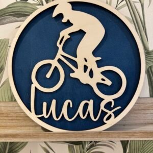 Plaque de porte BMX personnalisée avec prénom en bois, fond bleu, fabrication artisanale française