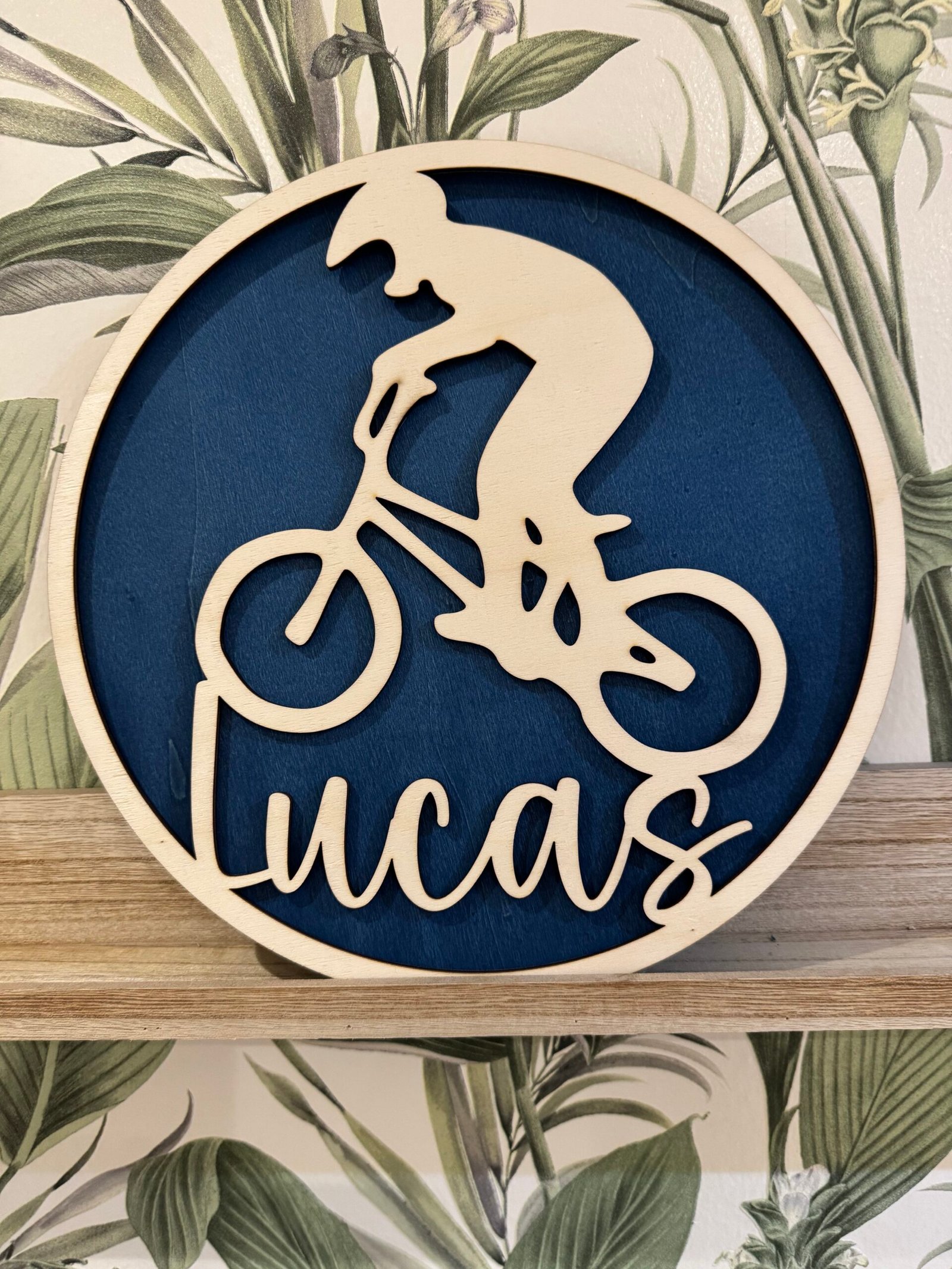 Plaque de porte BMX personnalisée avec prénom en bois, fond bleu, fabrication artisanale française