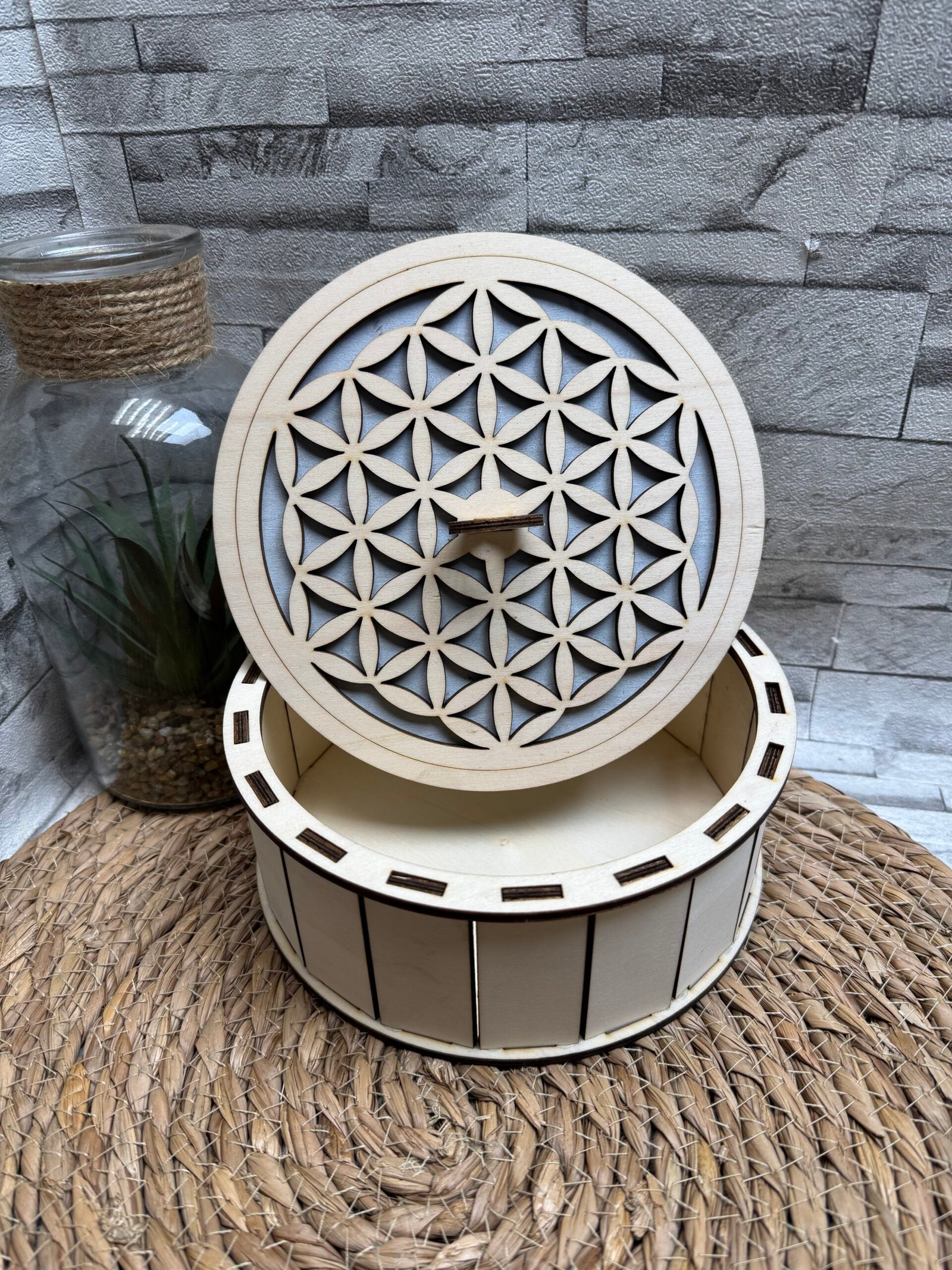 Boîte à bijoux en bois artisanale avec motif fleur de vie découpé