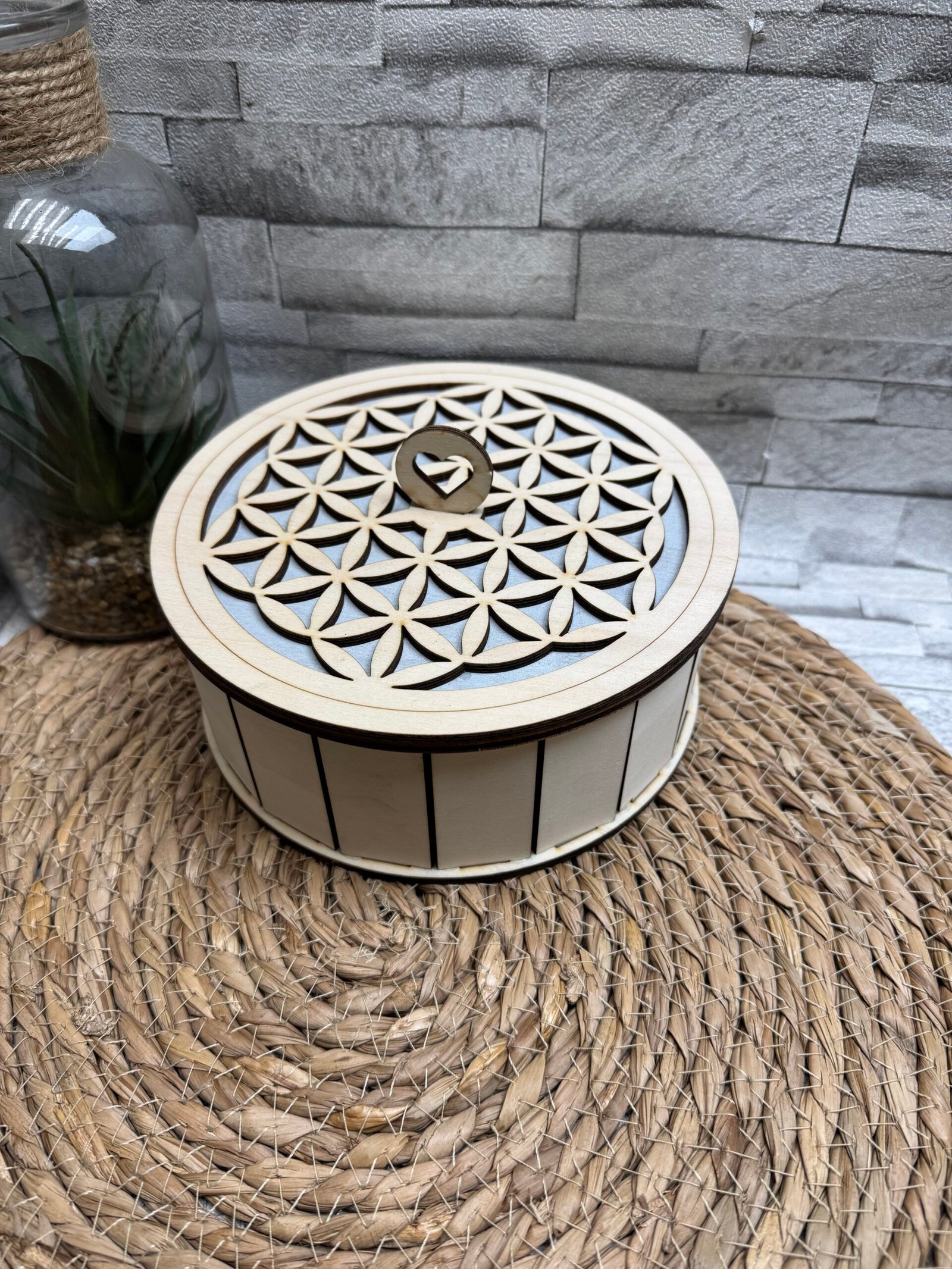 Boîte à bijoux en bois artisanale avec motif fleur de vie découpé