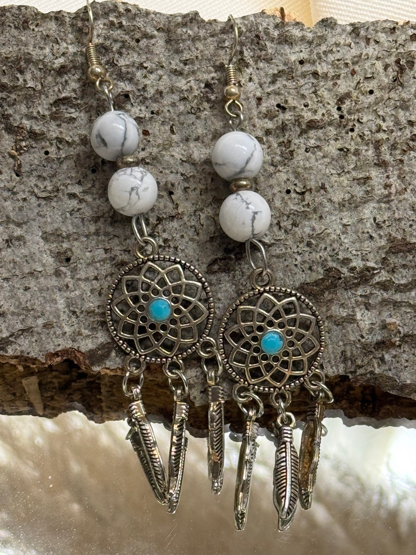 Boucles d’oreilles en howlite naturelle faites main