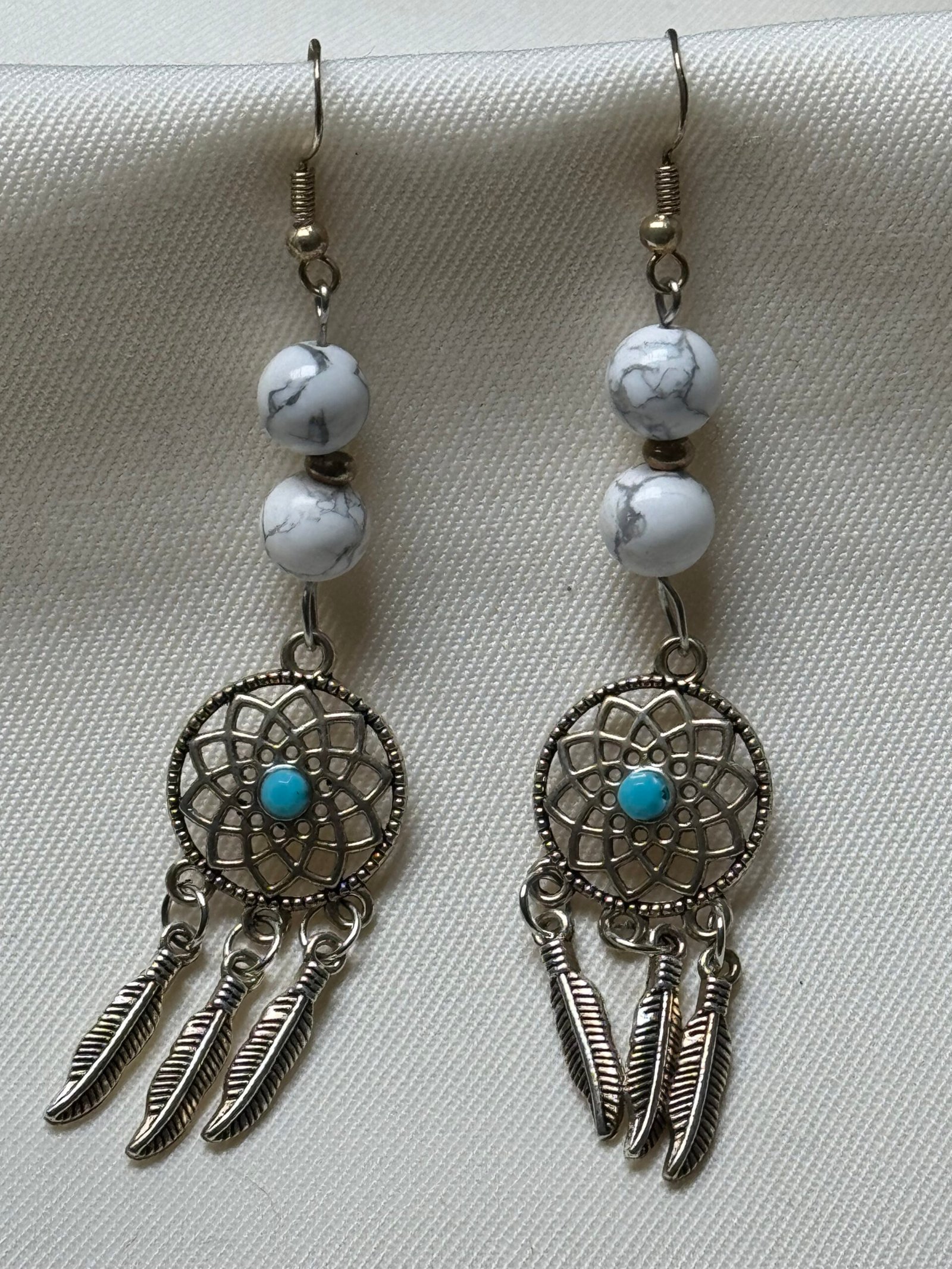 Boucles d’oreilles en howlite naturelle faites main
